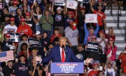 Donald Trump on stage in a rally in Saginaw County, Michigan