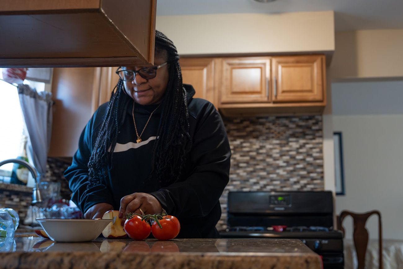 Sharon Bracey cutting apples