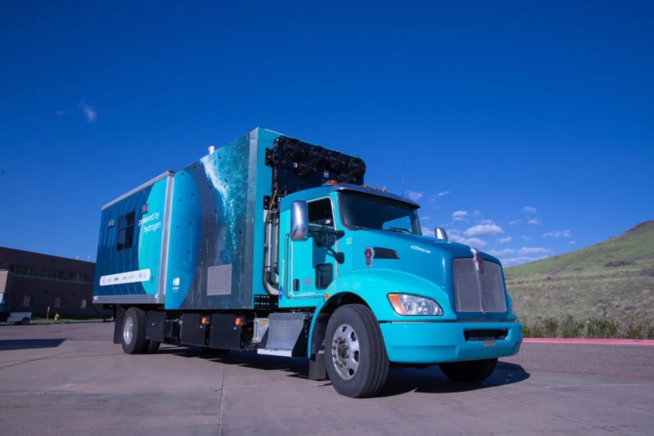 A blue experimental heavy-duty truck powered by hydrogen