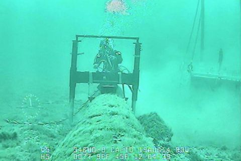 A diver looking at Line 5. 